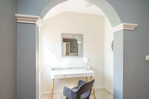 y baño con lavabo, silla y espejo. en Holiday Home Trojkovic, en Dubrovnik