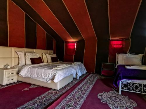 Cama o camas de una habitación en Desert Camp in Zagora - Camel ride - Easy & Affordable Stays