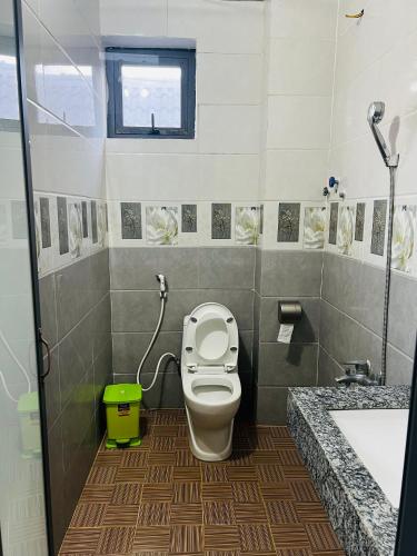 Koupelna v ubytování KHÁCH SẠN HOÀNG QUANG