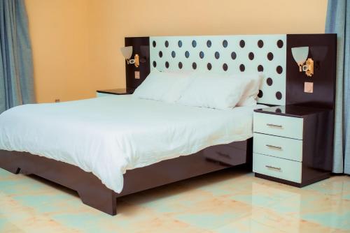 מיטה או מיטות בחדר ב-Hillside Luxury Lodge