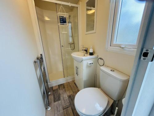 ein Bad mit einem WC, einem Waschbecken und einer Dusche in der Unterkunft Beach Resort Nieuwvliet-Bad 1240 - EEZZ in Nieuwvliet