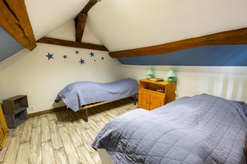 ein Schlafzimmer mit 2 Betten und Sternen an der Wand in der Unterkunft La maisonnette du Vivier in Couffy