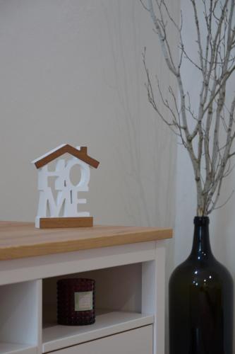a black vase sitting on top of a shelf with a black bird house at A Janela do Conforto in Reguengos de Monsaraz