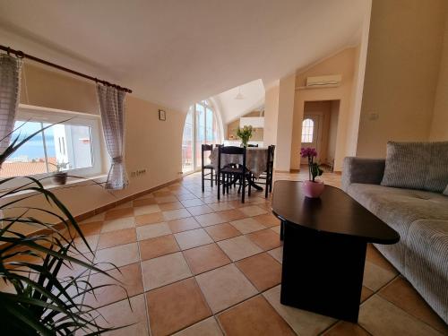 VILLA ROUGE with private parking, AC, WiFi