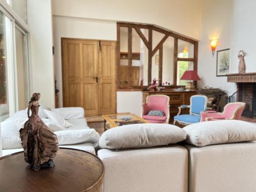 ein Wohnzimmer mit 2 weißen Sofas und einem Tisch in der Unterkunft La douceur - 8p - Maison Familiale avec Jardin in Blagnac