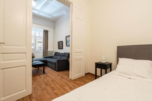 sypialnia z łóżkiem i kanapą w obiekcie Charming 3bd apt. close to metro w Atenach