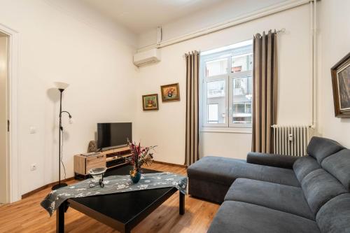 salon z kanapą i stołem w obiekcie Charming 3bd apt. close to metro w Atenach