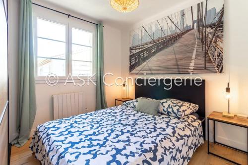 une chambre avec un lit et un tableau au mur dans l'établissement Appartement Numéro 3, proche plage et commerces, à Cavalaire-sur-Mer