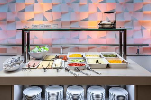 Makanan di atau berdekatan hotel