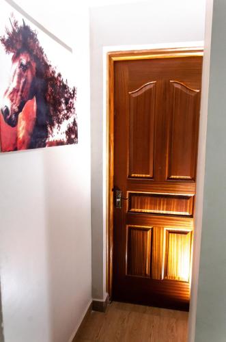 una pintura de un caballo en la pared junto a una puerta en Keisha Homes en Thika