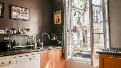cocina con fregadero y ventana en Paris 11 Foody Lovers, en París