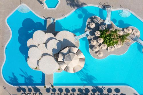 uma vista aérea de um resort com uma piscina em Rodos Palladium Leisure & Wellness em Faliraki