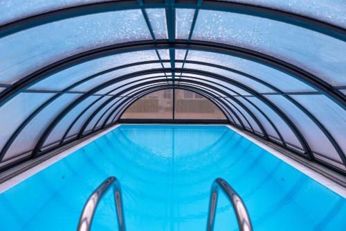 an overhead view of an indoor swimming pool at Ferienanlage - Zum See & Hotel in Plau am See
