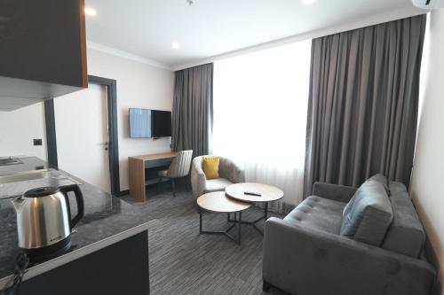 ein Wohnzimmer mit einem Sofa und einem Tisch in der Unterkunft VPLUS HOTEL in Istanbul