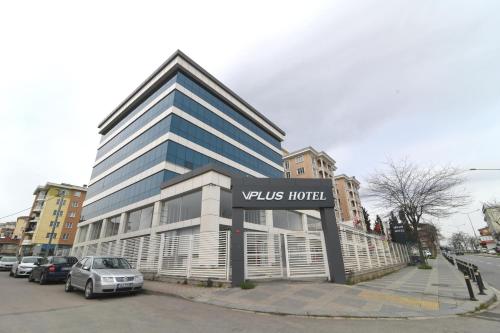 un edificio con un cartello che legge yuls hotel di VPLUS HOTEL a Istanbul