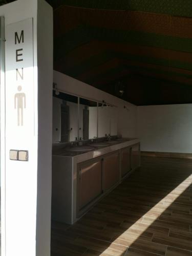 Una cocina o zona de cocina en Desert Camp in Zagora - Camel ride - Easy & Affordable Stays