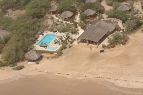 an aerial view of a house with a swimming pool at Hôtel Les Cordons Bleus in Ndangane