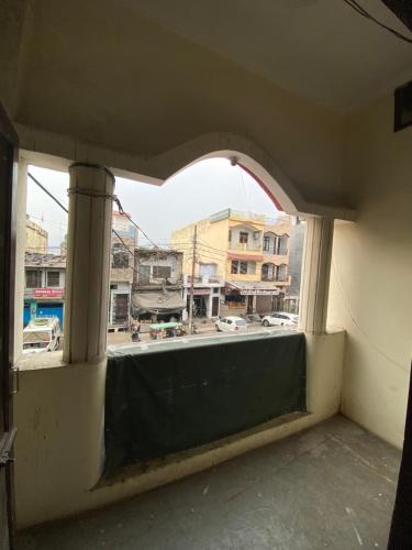 uma janela aberta com vista para uma cidade em Shree kedarnath homestay em Tanakpur