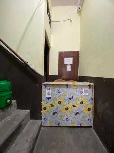 uma caixa sentada no chão num quarto em Shree kedarnath homestay em Tanakpur