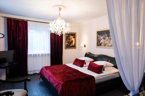 a bedroom with a bed and a chandelier at Vinoteegi Residents in Kuressaare