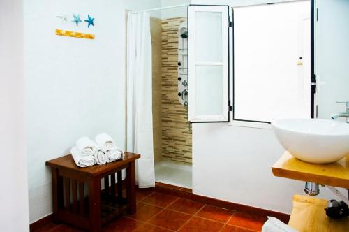 カレタ・デ・ファマラにあるFamara Surfのバスルーム(シンク、シャワー付)
