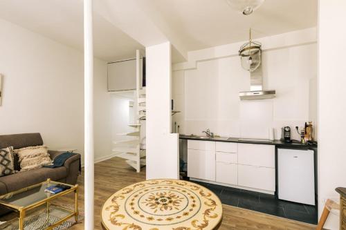 un petit appartement avec une cuisine et un salon dans l'établissement GuestReady - Lovely studio in Paris, 15 minutes from Notre Dame Cathedral., à Paris
