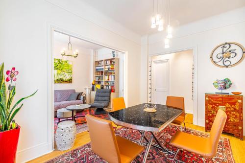 un salon avec une table et des chaises dans l'établissement GuestReady - Luxe et confort à Paris, à Paris