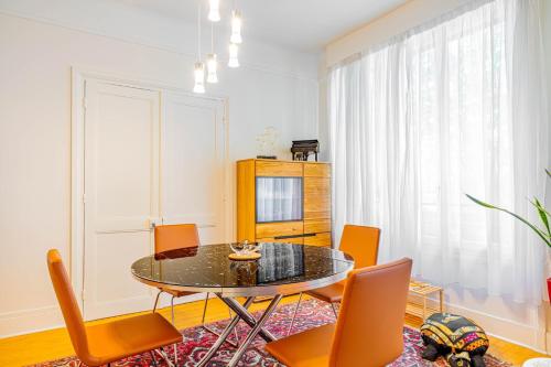 une salle à manger avec une table et des chaises dans l'établissement GuestReady - Luxe et confort à Paris, à Paris