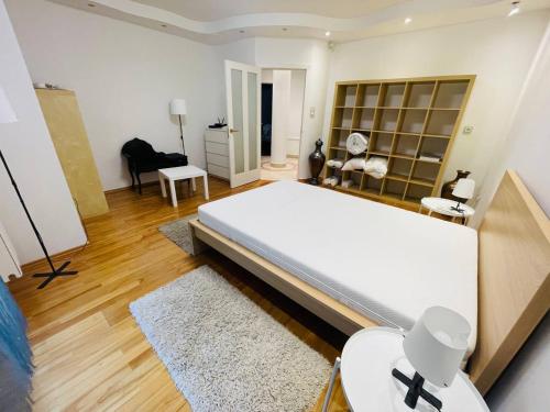 ein Schlafzimmer mit einem großen weißen Bett in einem Zimmer in der Unterkunft RoseHill Garden Villa in Budapest