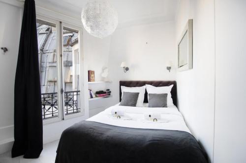 מיטה או מיטות בחדר ב-GuestReady - Cozy and Bright with Notre Dame View