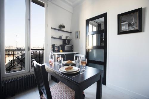 - une table à manger avec une assiette de nourriture dans l'établissement GuestReady - 2 pièces lumineux vue sur Notre Dame, à Paris
