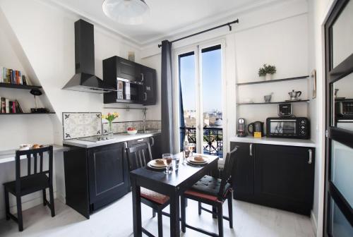 Kuhinja ili čajna kuhinja u objektu GuestReady - Cozy and Bright with Notre Dame View