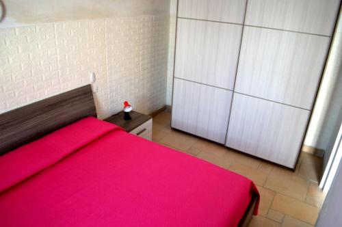 Postel nebo postele na pokoji v ubytování bilocale wabi al piano terra Ll03