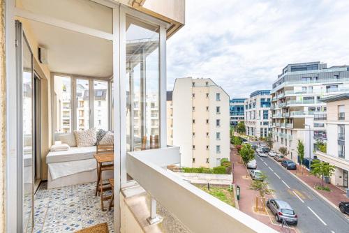 Cet appartement dispose d'un balcon offrant une vue sur la ville. dans l'établissement GuestReady - Apt. Rénové à 15min de Paris, à Issy-les-Moulineaux