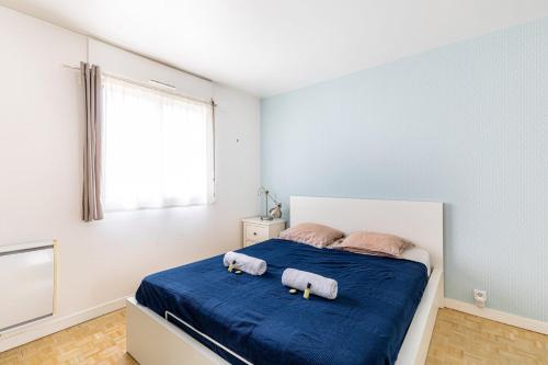 une chambre avec un lit avec deux oreillers dessus dans l'établissement GuestReady - Apt. Rénové à 15min de Paris, à Issy-les-Moulineaux