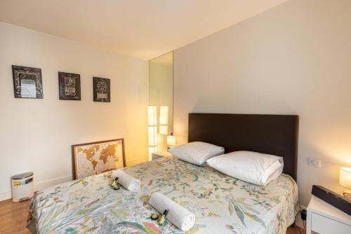 une chambre avec un lit avec deux animaux en peluche dessus dans l'établissement GuestReady -Appart lumineux près de la Place d'Italie, à Paris