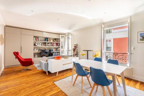 un salon avec une table et des chaises dans l'établissement GuestReady -Appart lumineux près de la Place d'Italie, à Paris