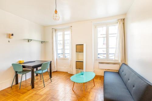 un salon avec un canapé et une table dans l'établissement GuestReady - Apt clair et spacieux à Paris !, à Paris
