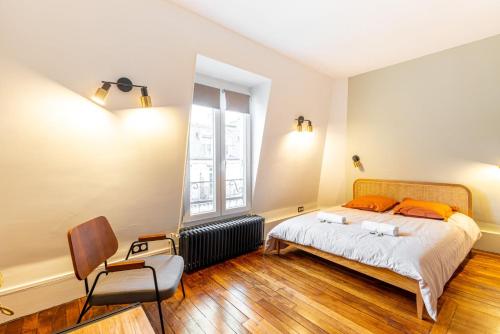 une chambre avec un lit et une fenêtre dans l'établissement GuestReady - Appt Élégant près de la Tour Eiffel, à Paris