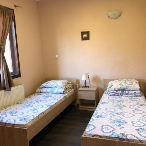 מיטה או מיטות בחדר ב-a single room in the center of Sremski karlovci