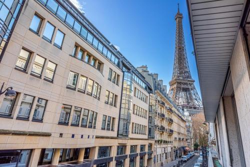 - une vue sur la tour Eiffel d'un bâtiment à l'autre dans l'établissement GuestReady - Charmant Appt avec Tour Eiffel Vues, à Paris