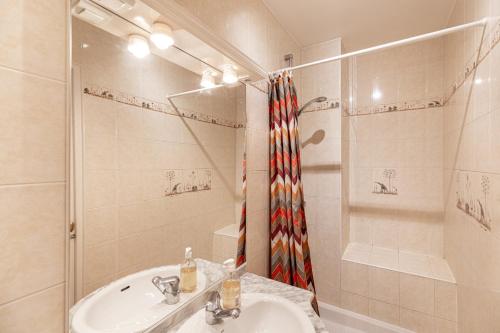 GuestReady - Superb Appt près du Pathéon