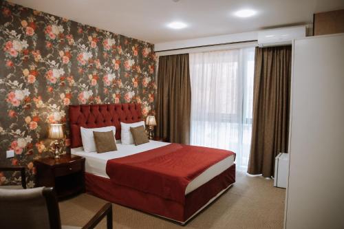 ein Hotelzimmer mit einem Bett und einem Fenster in der Unterkunft Address Boutique Hotel Baku in Baku