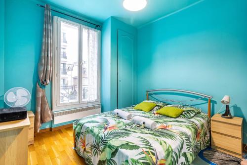 una camera blu con un letto e una finestra di GuestReady - Memorable stay in the suburbs a Issy-les-Moulineaux