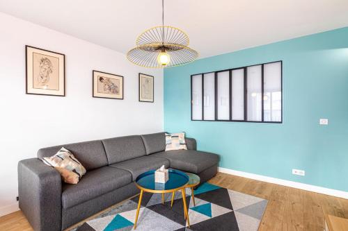un salon avec un canapé et une table dans l'établissement GuestReady - Appartement baigné de lumière, à Paris
