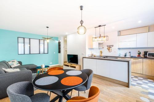 une cuisine et un salon avec une table et des chaises dans l'établissement GuestReady - Appartement baigné de lumière, à Paris