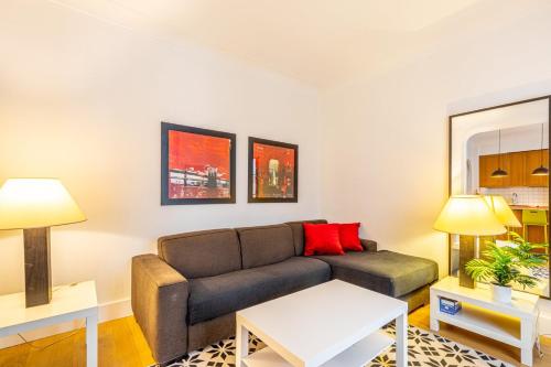 un salon avec un canapé et une table dans l'établissement GuestReady - Appartement Élégant dans Le Marais, à Paris