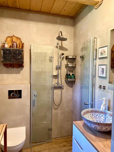 a bathroom with a shower and a sink at Sznureczki in Przewóz