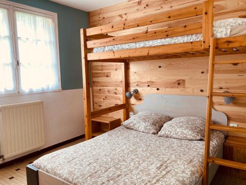 een slaapkamer met 2 stapelbedden in een kamer bij Lac De Cancon in Cancon