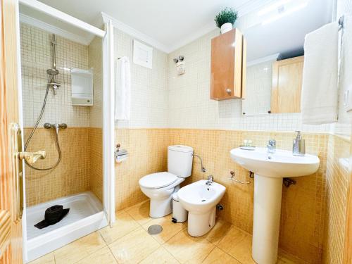 W łazience znajduje się toaleta, umywalka i prysznic. w obiekcie H4U Apartments - Playa & Dunas w mieście Playa del Ingles